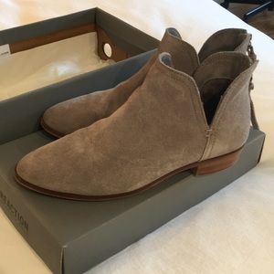 Kenneth Cole Reaction zip back booties